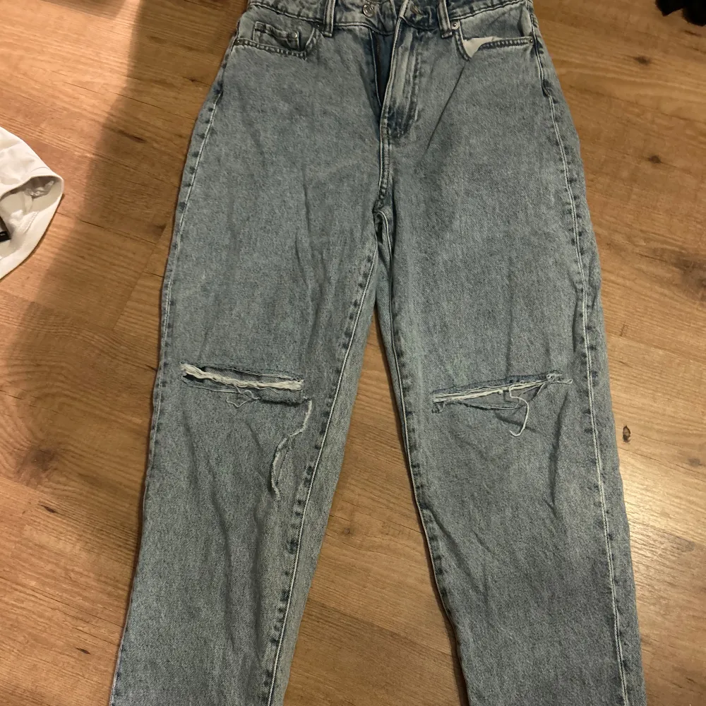 Loose mom jeans med hög midja och slitningar över knäna från H&M. Oanvända med saknar prislapp🤩💗. Jeans & Byxor.