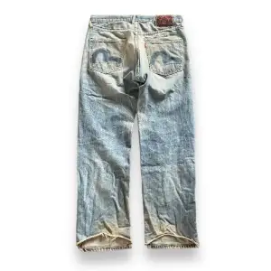 äkta evisu jeans, dock helt cooked🥲😭. tagen har börjat lossna, lagar skade vid götten och litet hål i skrevet. nedgånga… släpper dem for the low pga skicket✌🏼