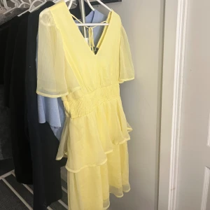 Klänning - Superfin klänning, köpte förra sommaren och har endast blivit använd fåtal gånger. Köpte på Zalando men märket är vero Moda.