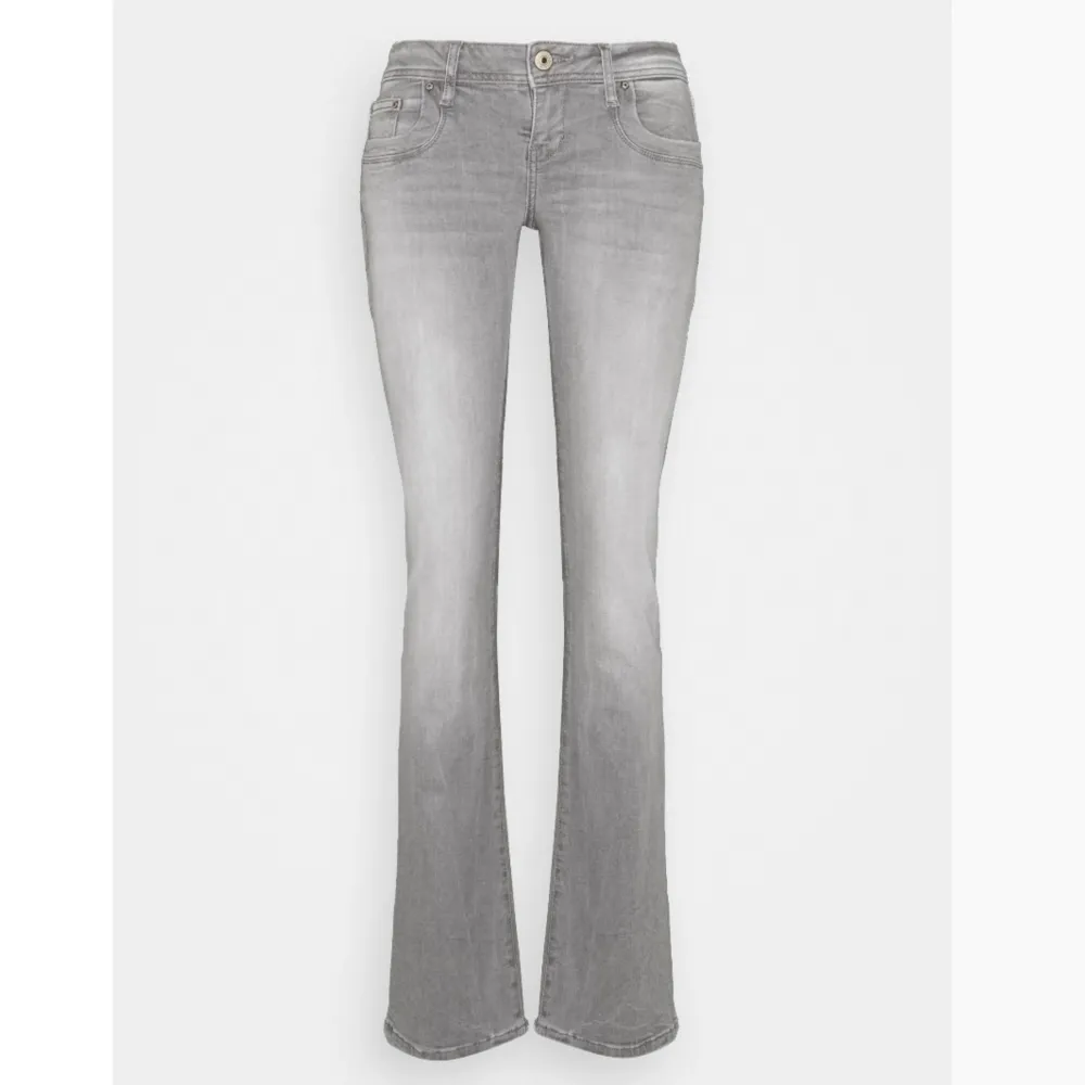 Snygga bootcut jeans från Zalando som tyvärr var för stora för mig💗 Inte använd alls😚 Ordinarie pris 829kr, säljer för 570kr💕💕. Jeans & Byxor.