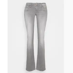 Snygga bootcut jeans från Zalando som tyvärr var för stora för mig💗 Inte använd alls😚 Ordinarie pris 829kr, säljer för 570kr💕💕