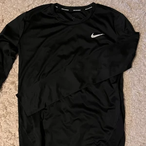 Nike träningströja - Långärmad träningströja från Nike. Knappt använd