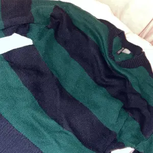 Blå och grön sweatshirt. Denna säljs då den aldrig används, den är använd två gånger. Tröjan är även i bra skick.