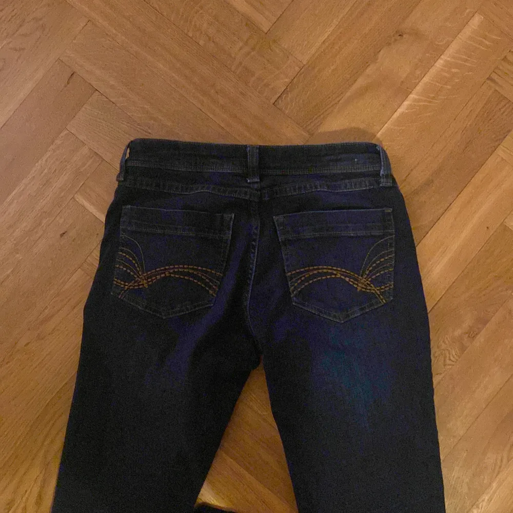 Säljer dessa super snygga Low waist jeans från hm!! Eftersom dom tyvärr inte passar. Väldigt fint skick och nästan aldrig använda. Pris kan diskuteras.. Jeans & Byxor.