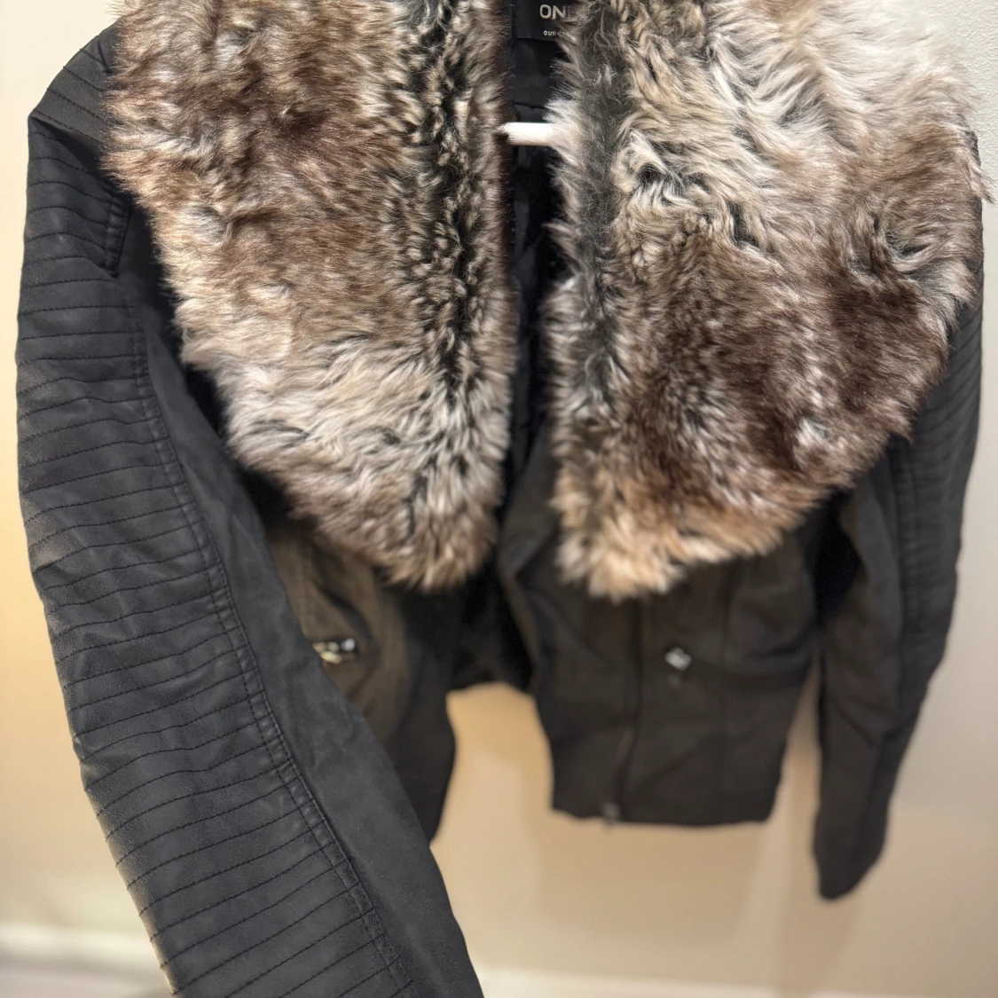 Skinnjacka med pälskrage - 90