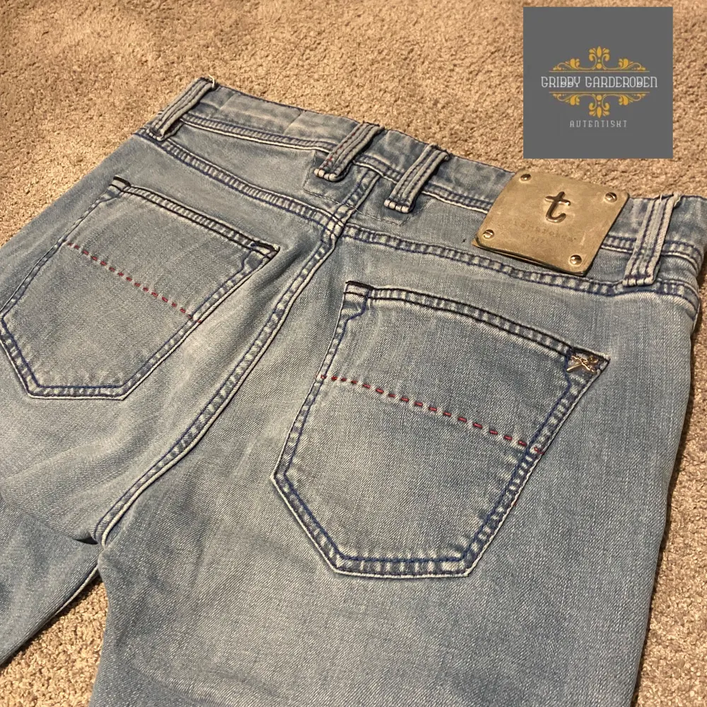 Riktigt snygga och trendiga tramarossa jeans! Modell: ”Michelangelo”. Riktigt fint skick, inga defekter eller liknande! Kom gärna me frågor och funderingar! Pris kan diskuteras . Jeans & Byxor.