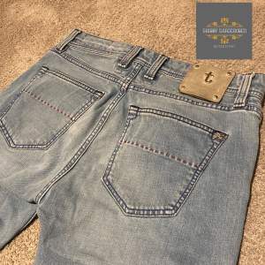 Riktigt snygga och trendiga tramarossa jeans! Modell: ”Michelangelo”. Riktigt fint skick, inga defekter eller liknande! Kom gärna me frågor och funderingar! Pris kan diskuteras 