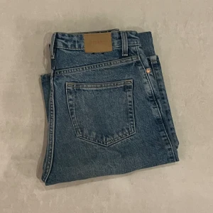 Blå jeans Weekday - Blå ”Rowe Extra High Straight Jeans” från Weekday. Stl 25/34, jag är 170cm och de är perfekta i längd på mig! Mycket bra skick!