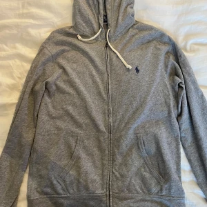 Ralph Lauren zip hoodie - Säljer denna snygga stickade Ralph Lauren zip hoodien då den inte kommer till användning! Tröjan är knappt använd och i ett riktigt bra skick. Nypris 2200kr, pris kan förhandlas vid snabb affär!!