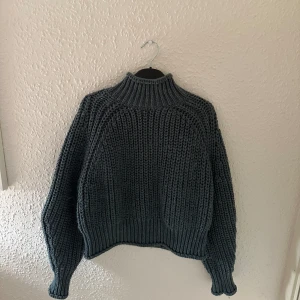 Stickad tröja - Tjockare stickad tröja ifrån hm. Tröjan är  sparsamt använd. Säljer pga har så mycket andra kläder
