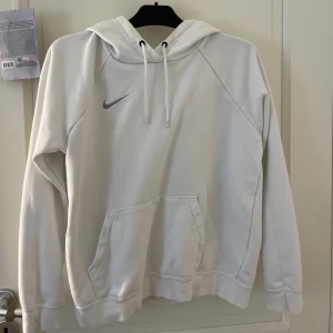 Vit hoodie - Säljer min vita hoodie från Nike då jag inte använt den på länge. Mer åt de sträva hålet än bomull på insidan men fortfarande väldigt fin och trendig. 