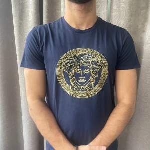 En fin Marinblå t-shirt från Versace den är lite använd , skick 8,5/10!