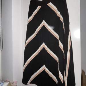 Plisserad kjol från warehouse på zalando Strl 38 Randig  Användes 2-3 ggr