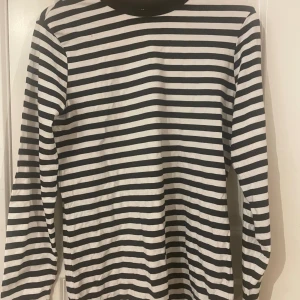 Randig tröja  - Randig svart o vit tröja. Aldrig andvänt. Går fint o lägga under kläder.