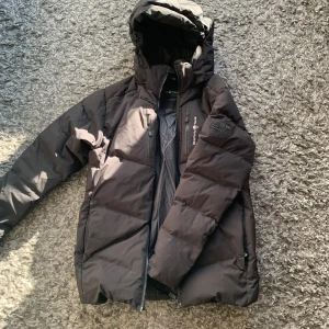 Sail racing jacka - Sail racing jacka i nyskick som knappt är använd. Pris är diskuterbart vid snabb affär! Strlk 176