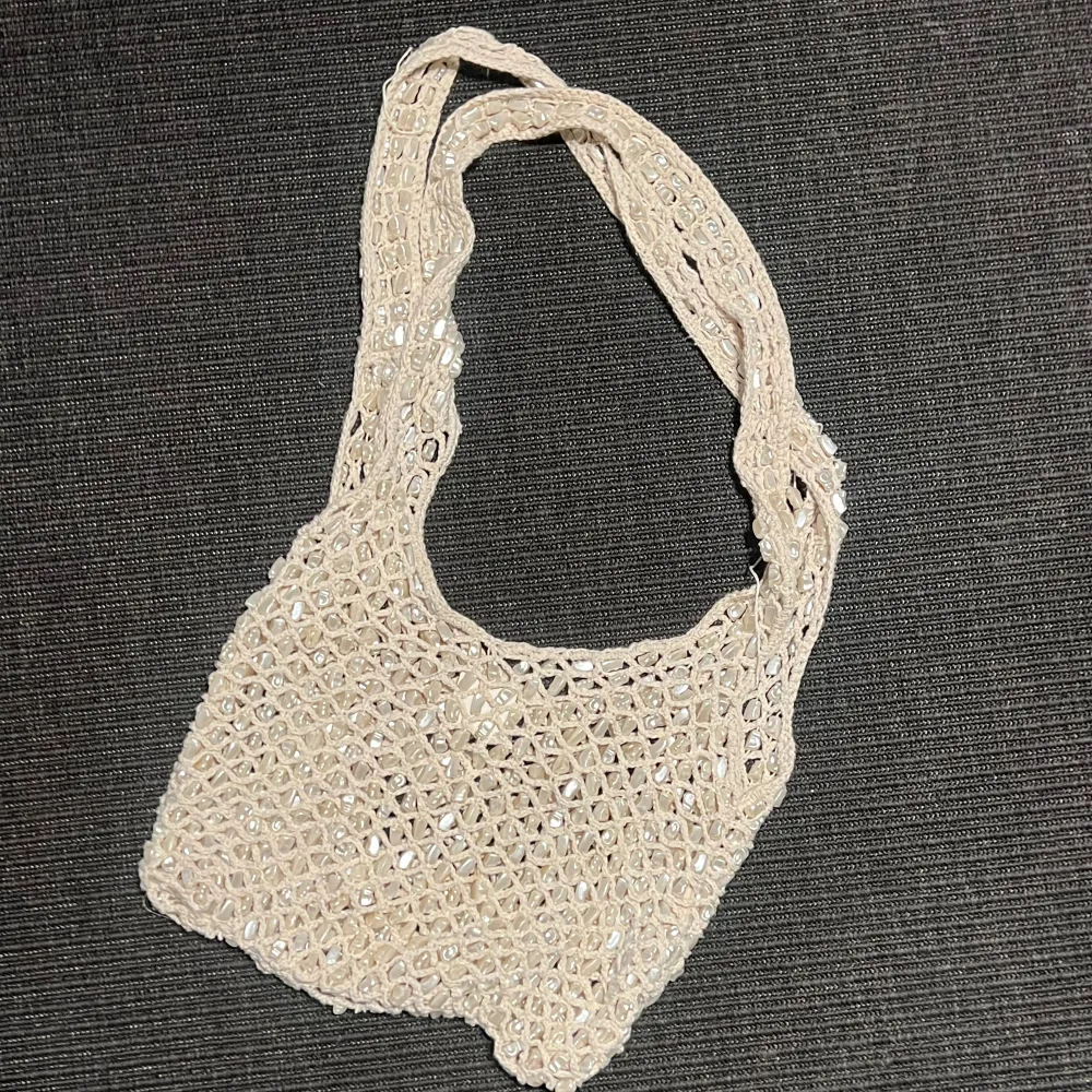 Tote bag med insydda pärlor från Zara köpt i Nice, mycket stilren till sommaren! 🐚🩴🌻🌞 Den utsmyckar outfiten som en accessoar . Väskor.