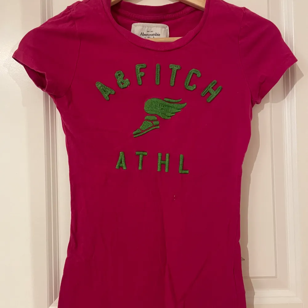Söt rosa ambercrombie and fitch t-shirt med gröna detaljer. Lite sport vibe . T-shirts.