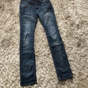 Mörkblå jeans - Skit snygga lågmidjade jeans som tyvärr var lite små för mig. De är i storlek S men skulle säga att dom sitter mer åt XS hållet. Dom är inte helt skinny utan lite raka vid smalbenet🩷