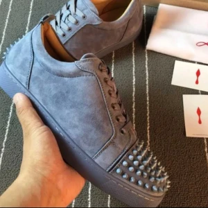 Christian Louboutin Gray - 42 storlek. Helt nya använd en gång. Spikar är med. 