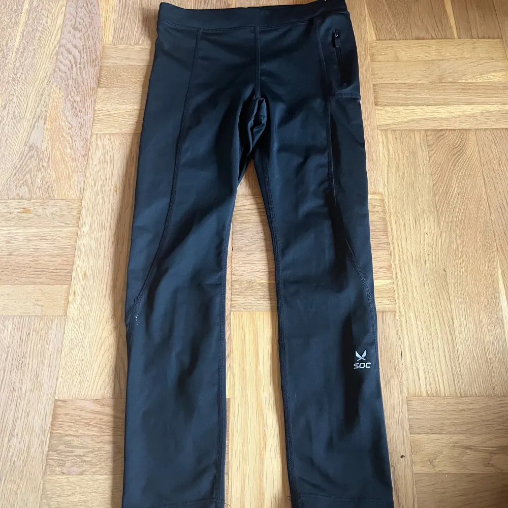 Svarta långa träningsbyxor med reflexer på vaderna . Jeans & Byxor.