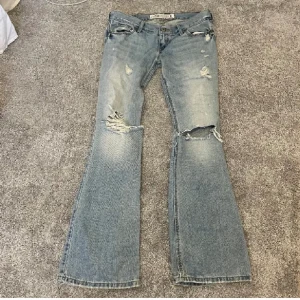 lågmidjade bootcut jeans - Säljer dessa så så fina ljusblåa lågmidjade bootcut jeans då de tyvärr inte passar mig. Midjemått: 76 cm Innerbenslängd: 78 cm Om du har några frågor är det bara att höra av dig💗💗💗