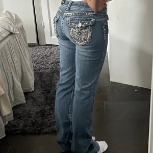 Lågmidjade ljusa jeans - Midja: ca 80 cm Innerben: ca 80 cm