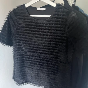 Blus - En superfin svart blus med mönster✨ Köpt på Vero Moda, knappt använd!