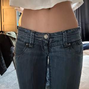 jeans som är mycket lågmidjade som jag bara inte använder, innerbenslängd: 80cm midja:ca 80cm