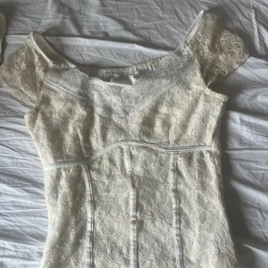 Söt vit topp - Säljer denna vita toppen då den inte kommer till användning ❤️ 