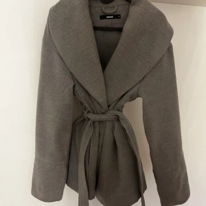 Vår kappa  - Grå vår kappa som passar till allt, bra skick, köpt hösten 2023, storlek S