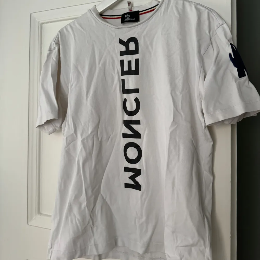 Moncler tshirt med detaljer köpt på nk i Göteborg.   För fler bilder skicka meddelande.   Mitt pris: 1000kr. T-shirts.
