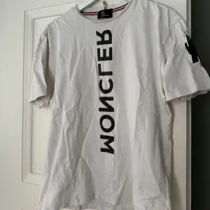 Moncler tshirt med detaljer köpt på nk i Göteborg.   För fler bilder skicka meddelande.   Mitt pris: 1000kr