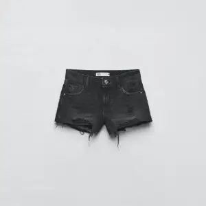Säljer dessa ursnygga shorts från zara!! Lånad bild så är inte lika uppslitna få de är i nyskick