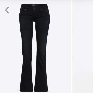 Säljer mina ltb jeans i modellen Valerie!! Väldigt snygga och använda fåtal gånger men kommer inte till användning tyvärr🩷 Köpta för 915kr💞Pris kan diskuteras!