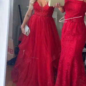 Mascara klänning  - Superfin balklänning ifrån Mascara utan defekter. Säljer då jag hittat en annan men inte kan skicka tillbaka längre. Nypris: 3045kr. Det är bara att höra av sig vid frågor eller funderingar!🫶🏼🫶🏼 Obs lånad första bild! 