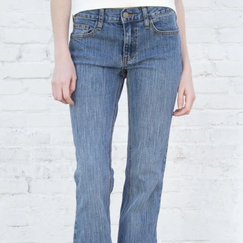 Säljer dessa super snygga jeans från Brandy Melville då de inte kommer till användning 💕I bra skick och knappt använd då de tyvärr är för stora. Skriv bara vid frågor! . Jeans & Byxor.