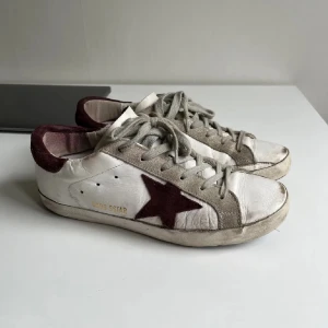 Golden Goose Sneakers  - Intressekoll på mina fina Golden Goose sneakers!! Tar även emot byten till ett par 37 eller valentino🩷
