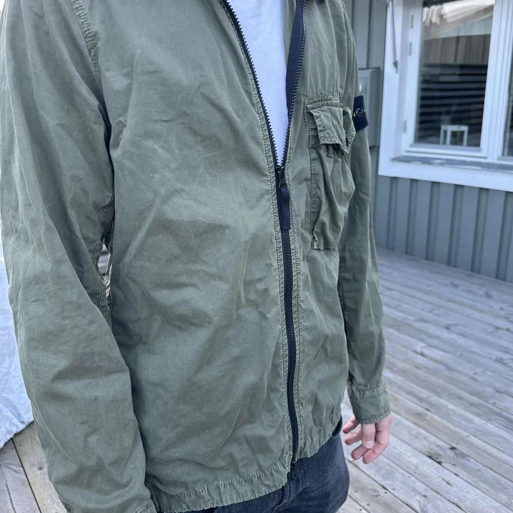 Snygg overshirt från stone island som säljs då jag inte använder den längre! Inga defekter. Jackor.