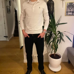 Lee jeans - Ett par Lee jeans i en grym straight leg passform. Modellen är 186 och väger 73kg men passar alla mellan 180 och 190. Tveka inte vid frågor😊