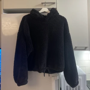 Teddytröja - Säljer en teddytröja i nyskick med luva, normal längd och supermjuk. Köpt på H&M. Färgen är typ lite blåsvart 🫶🏼