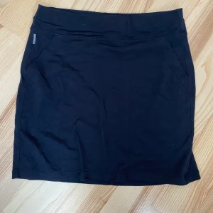 Kjol Icebreaker, cool-lite, merinoull  - Detta är den skönaste kjol jag haft i min ägo. Den känns i princip ingenting mot din kropp, nästan som att gå naken. Tunn, sval, lätt och med två praktiska fickor. 