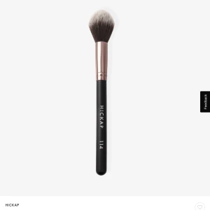 Hickap brush 114 Tapered blush - Den är sparsamt använd men ren då jag tvättat den. Säljer då jag har välidgt mycket borstar redan. 