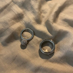 Äkta silver ringar!! - Bra skick, aldrig använda för jag föredrar mer guld. Så tänkte sälja iväg till nån som vill ha silver. Vet tyvärr inte märkerna för jag fick dom men de är äkta silver iaf 💞💞pris kan diskuteras!