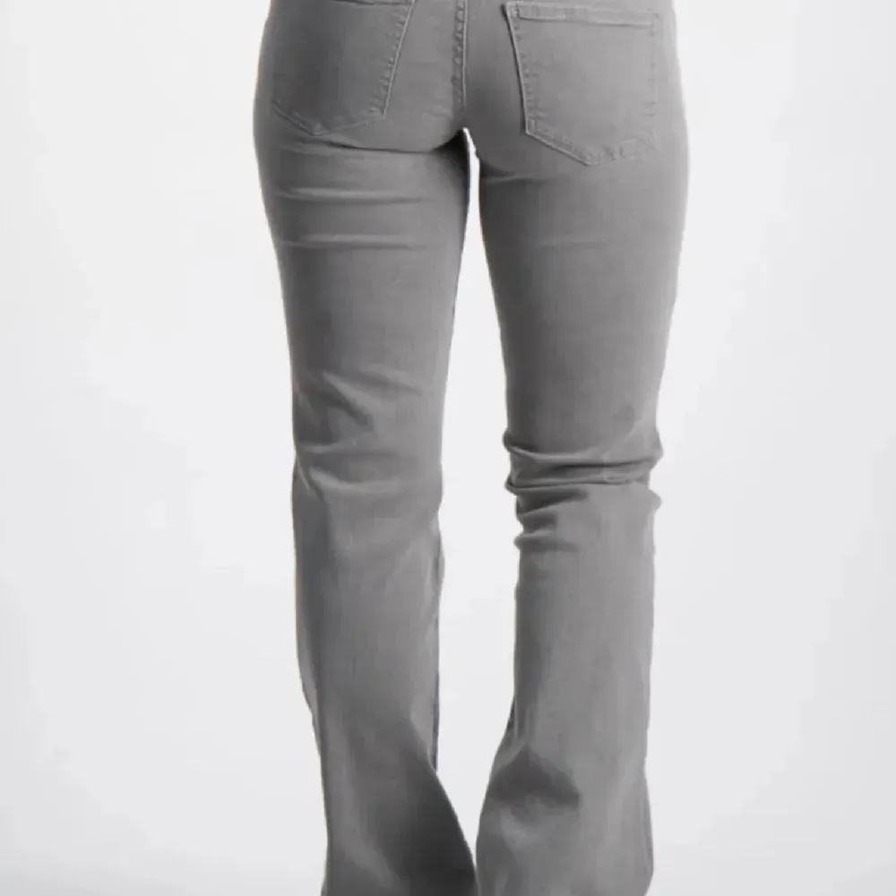Low waist jeans från Gina Young i storlek 158 som jag säljer då de tyvärr inte passar mig. Köpta på plick och är i nyskick!💞skriv vid frågor. Jeans & Byxor.