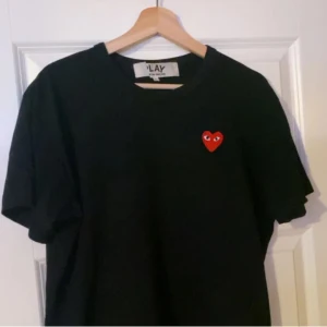 Cdg t shirt - Svart cdg tröja storlek L men sitter som S/M🙌 Sparsamt använd o har mycket kvar o ge🤝 Skick 8/10😇 Nypris ca 1000 mitt pris 399✅ Pris går att diskuteras💸 Fraktar inom 24h🙌 Skriv privat för frågor🍾