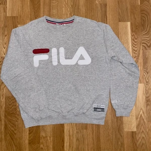 FILA tröja - Unisex FILA tröja i storlek M. Passar även  S om man vill att den sitter löst. Använd men i mycket fint skick! Inga skavanker! 