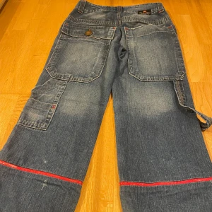Jeand med stora fickor  - Jätte feta jeans med as stora fickor på baksidan samt dragkedja där nere så de kan även blir förvandlad till långa jorts 