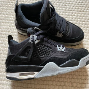 Jordan 4 black canvas - Säljer dessa feta skorna eftersom dem är för små. Syns inte så mycket att dem är använda 