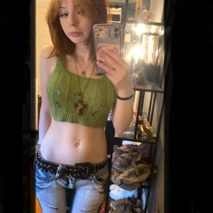 Tröja ifrån aliexpress - Super gullig stickad tröja ifrån aliexpress som har blommor på sig, den e lite trasig därbak men tråden går inte upp så de e inget att oroa sig för 