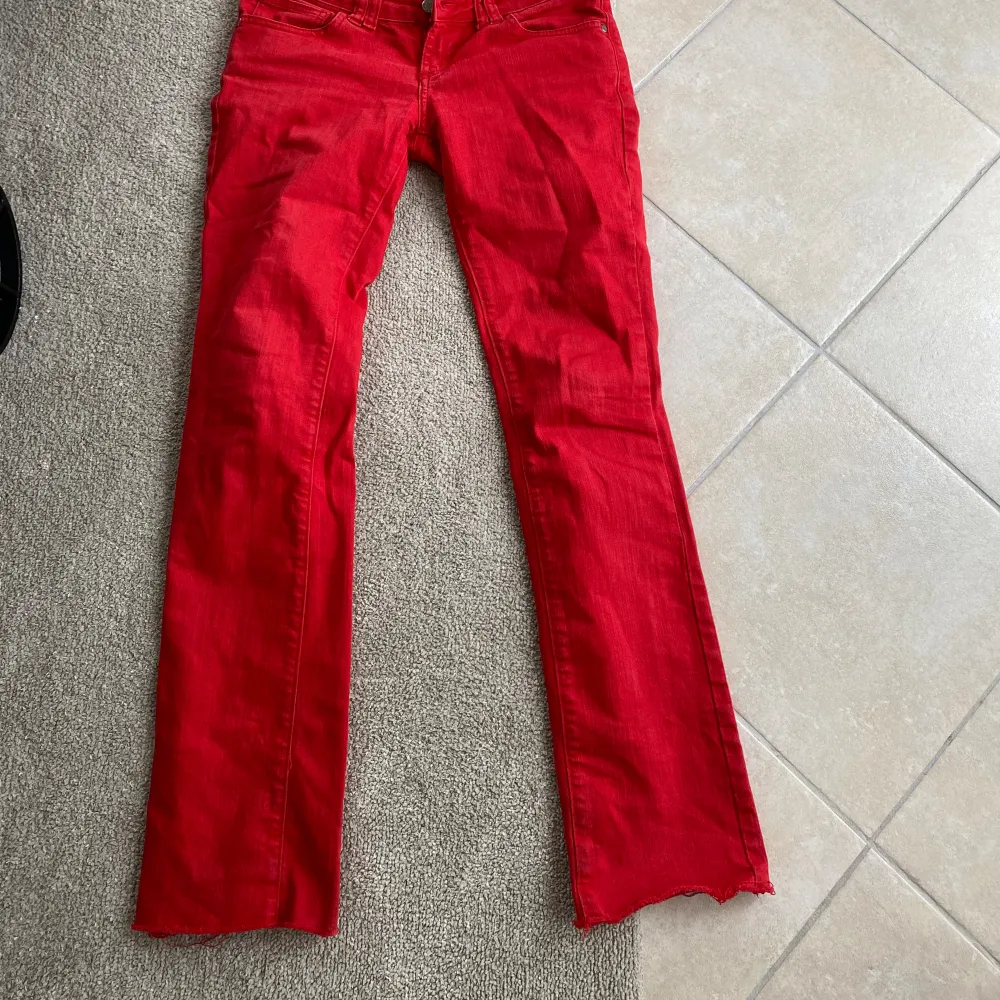 Säljer nu mina supercoola röda jeans.  Storlek 27/34, jag är 160 och de e lite långa på mig.. Jeans & Byxor.